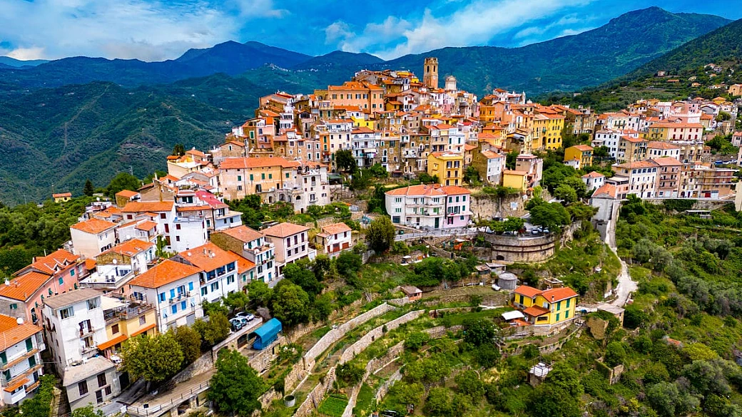 in liguria c'è il posto che non ti aspetti: qui puoi vivere l'autunno tra telescopi, tramonti e sogni