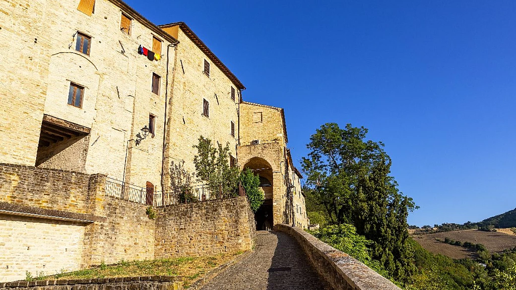 dove le case parlano con le pietre e il cielo si incastra tra le vie: andiamo alla scoperta di un angolo segreto nel verde delle marche
