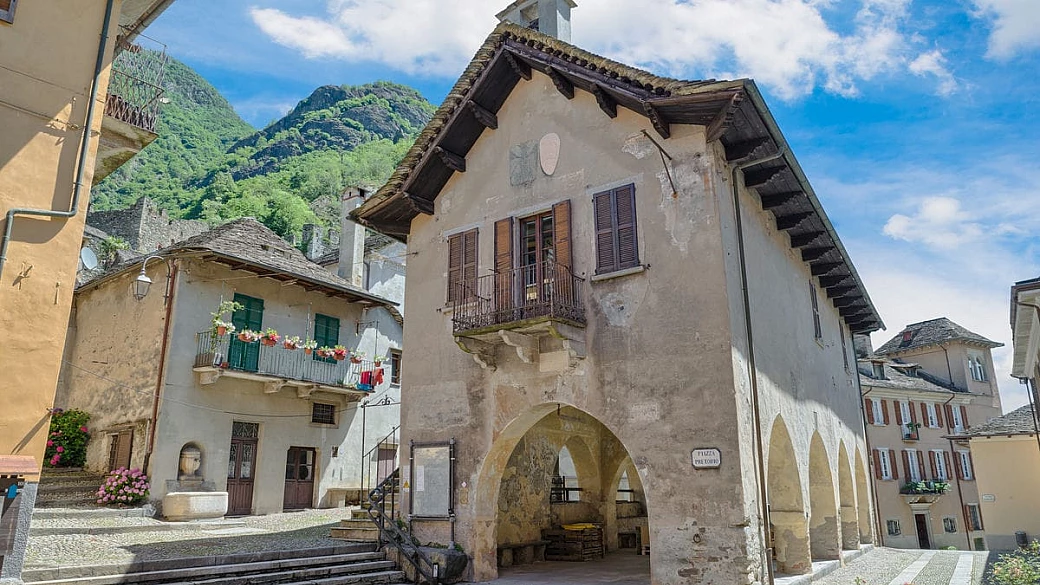 il borgo medievale del piemonte è la meraviglia da scoprire a inizio autunno