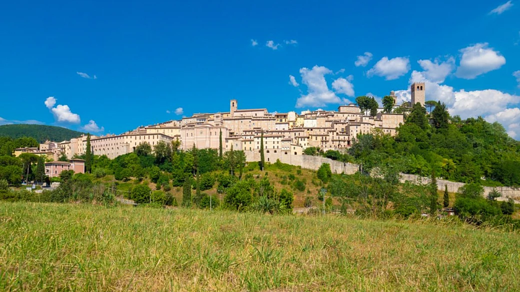 nel cuore dell’umbria, tra boschi e sorgenti, esiste un borgo che sembra uscito da un racconto antico