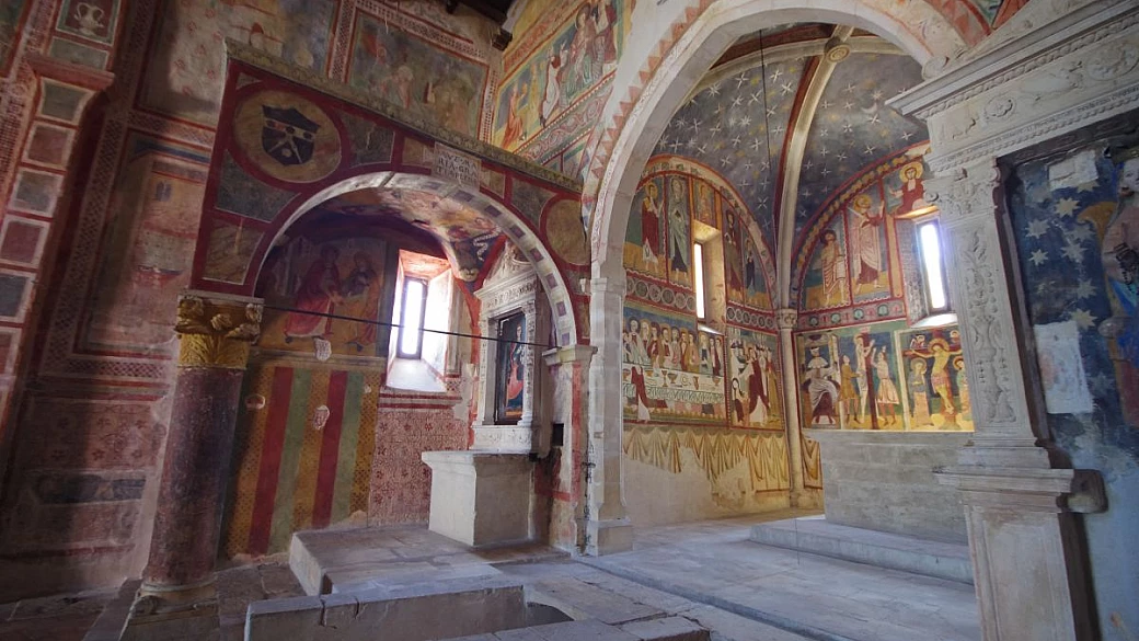 la cappella sistina dell'abruzzo è una incredibile chiesa affrescata tornata a vivere a 10 anni dal terremoto