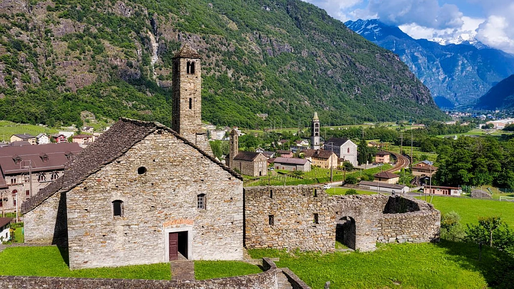 È il borgo delle 7 chiese ai piedi delle alpi: siamo in svizzera, ma qui si parla italiano