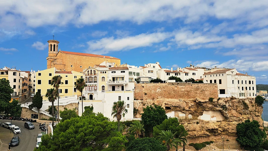 minorca: in spagna c'è l'isola perfetta da scoprire tra mare, sole e cultura
