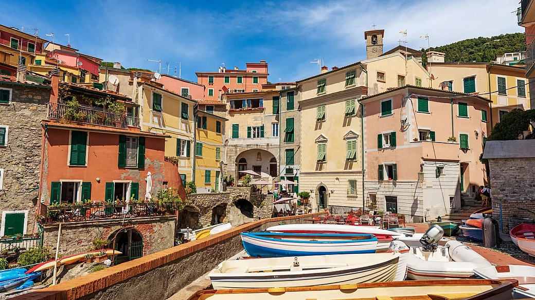 il borgo ligure più colorato dell'autunno è una meraviglia senza tempo