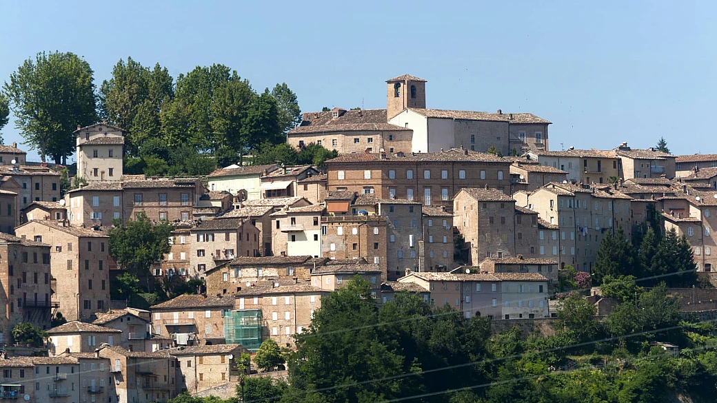 nelle marche ai piedi dei sibillini c’è un borgo gioiello dove la bellezza incontra la quiete