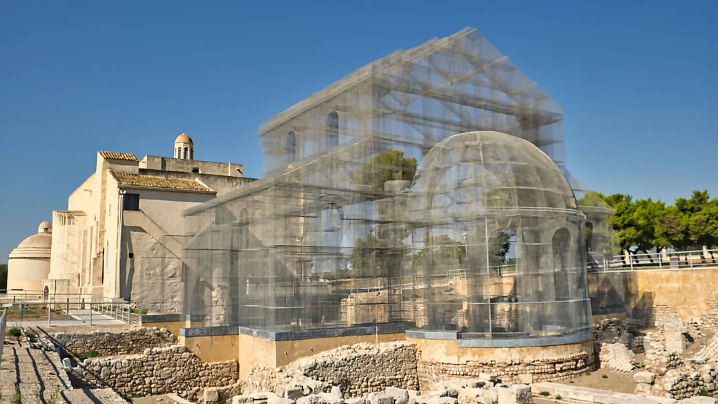 tra gli ulivi della puglia c'è una chiesa trasparente: è un capolavoro artistico unico al mondo