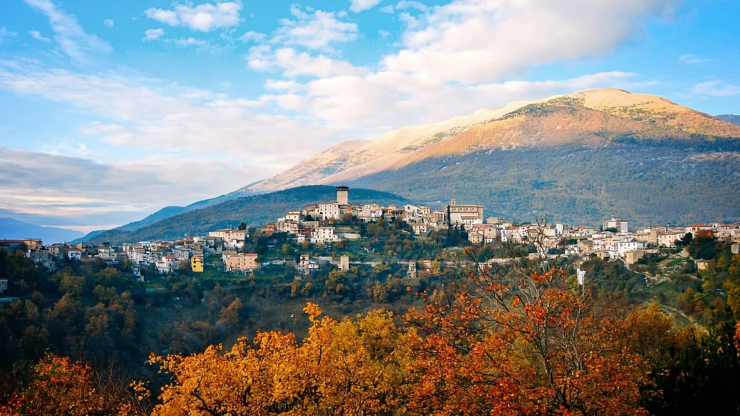 nel cuore dell’italia selvaggia c'è un piccolo borgo dove uomo e orsi convivono pacificamente