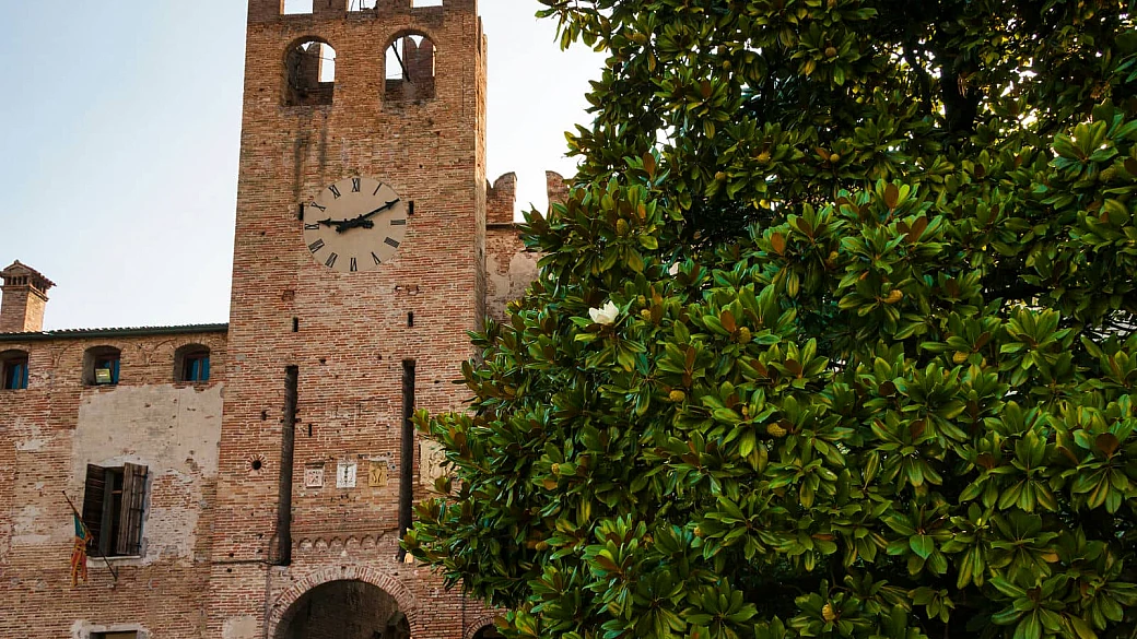 con 2 milioni di euro puoi comprare questo gioiello vicino verona: è uno dei castelli medievali più belli d'italia
