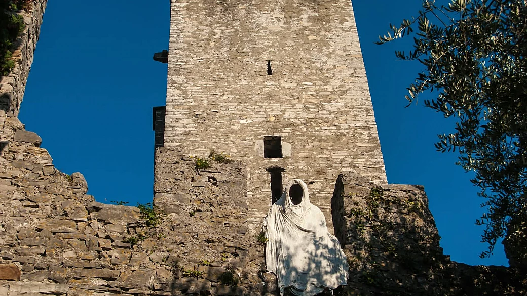 su quel ramo del lago di como c'è un castello infestato dai fantasmi, ma difficilmente ti faranno paura
