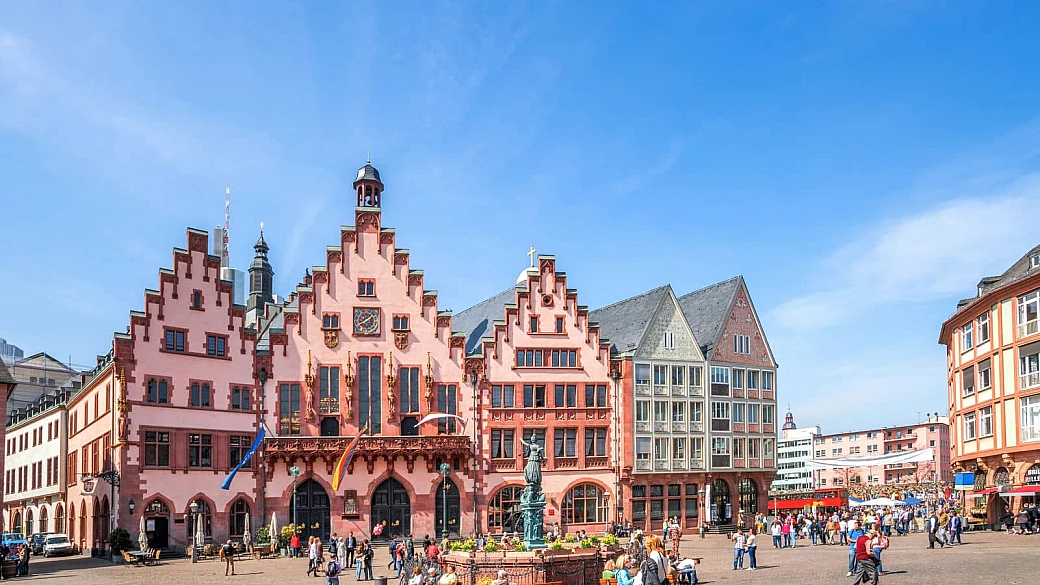 È una delle città da fiaba della germania: sulla sponda del fiume c'è un vero trionfo di monumenti e storie leggendarie