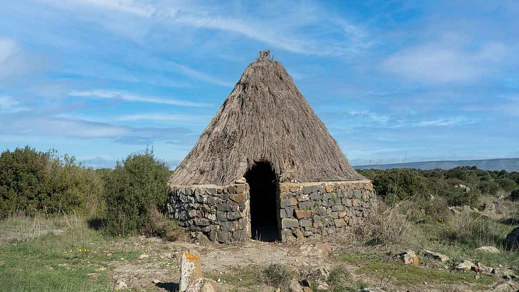 la perla archeologica della sardegna è il borgo che ti farà camminare nella storia