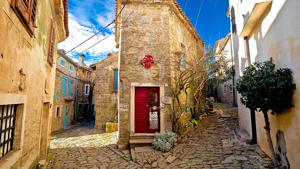 a meno di un'ora dall'italia c'è il borgo degli artisti: ha conquistato gli artisti ed è pronto a fare lo stesso anche con te