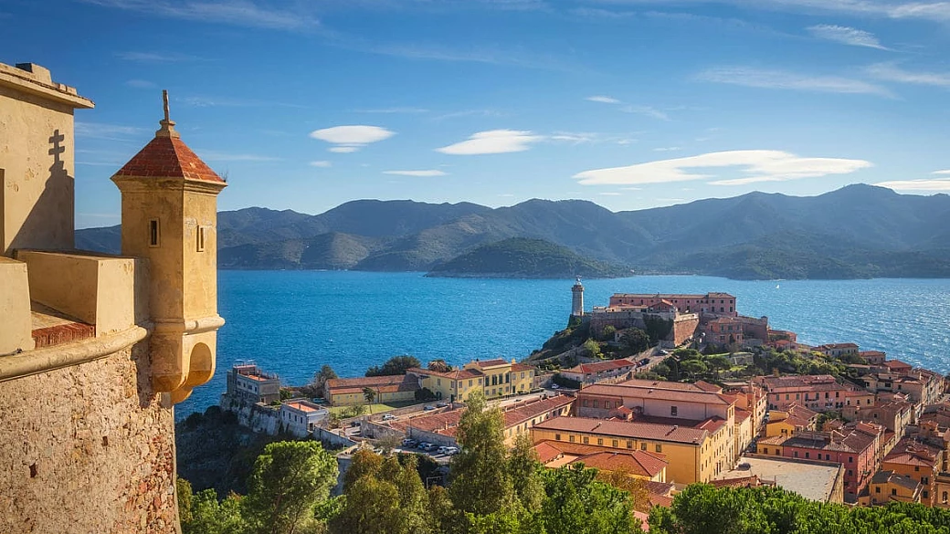 È l'isola più selvaggia d'italia: non vorrai visitarla per le spiagge, perché i suoi punti più belli sono nascosti nell'entroterra