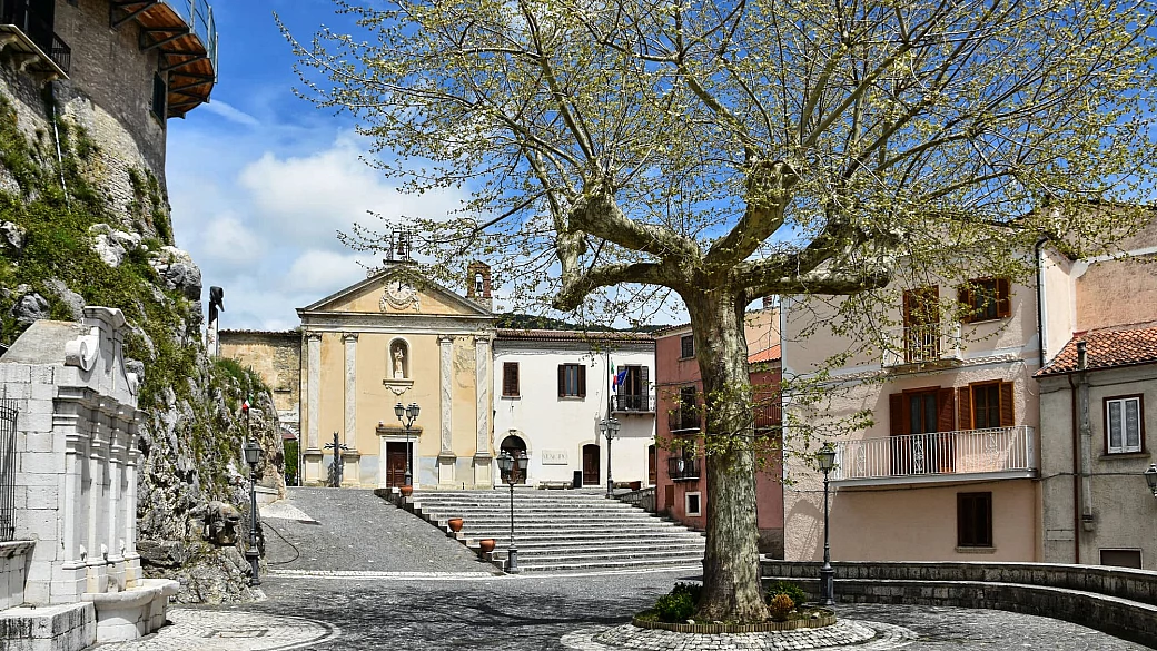 la terrazza della lettura è il borgo in molise dove anche le panchine ti fanno venire voglia di leggere