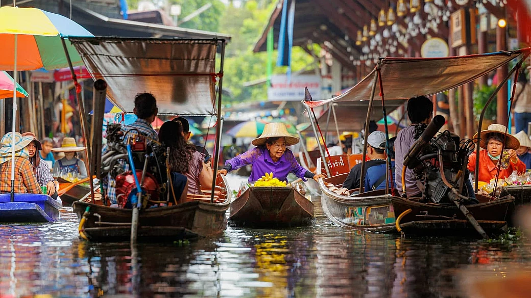 dalla thailandia a parigi: viaggio tra i 6 mercati galleggianti più belli al mondo