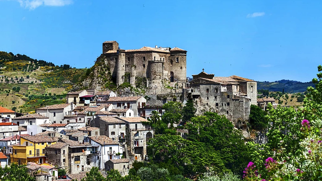 c’è un posto in calabria dove il panorama cambia a ogni curva e la storia non sta mai ferma