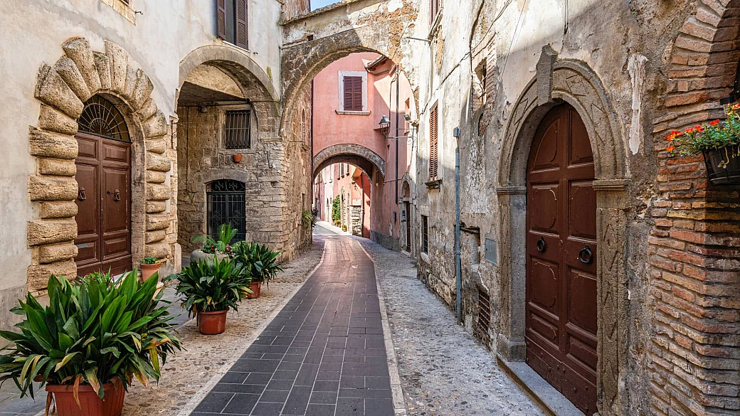la porta settentrionale del lazio è un antico borgo che guarda dall'alto le meraviglie del centro italia