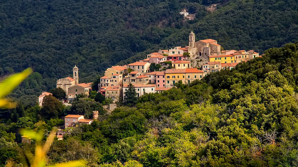 sull'isola di napoleone c'è un borgo sospeso tra il cielo e il mare, dove l'estate non finisce nemmeno a ottobre