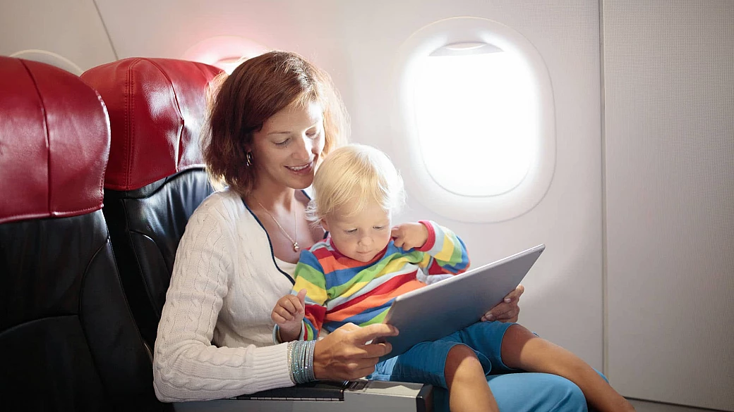 volare con un neonato: come organizzare il proprio bagaglio e prepararsi al viaggio senza ansie