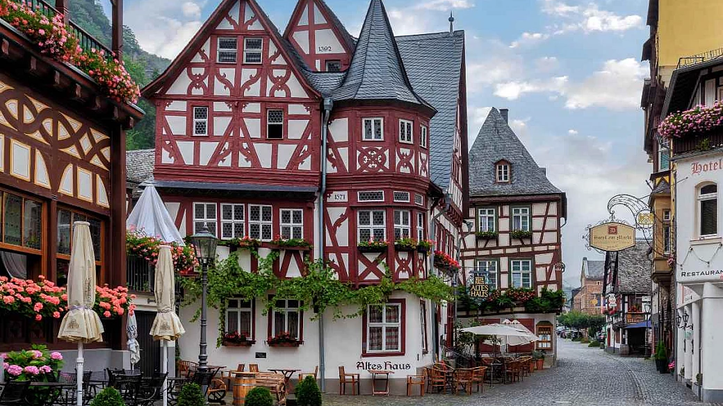 tra il fiume e il castello per assaggiare il riesling migliore al mondo nel borgo 'prezioso' della germania