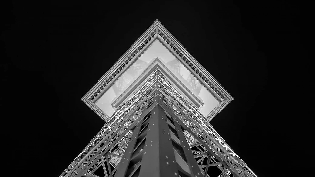 la copia della tour eiffel è la torre che ti farà ammirare questa splendida città europea da un'altezza di 150 metri