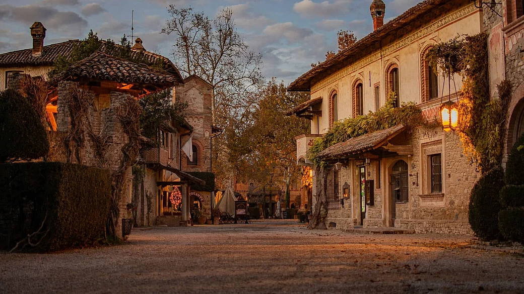 tra torri inventate e atmosfere d’altri tempi: il borgo dove fare un viaggio nel medioevo che non è mai esistito