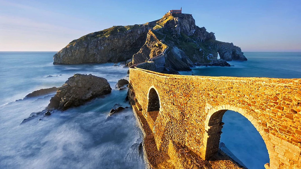 241 gradini verso un eremo incantato, tra onde impetuose, silenzi millenari, leggende basche e scenari da il trono di spade