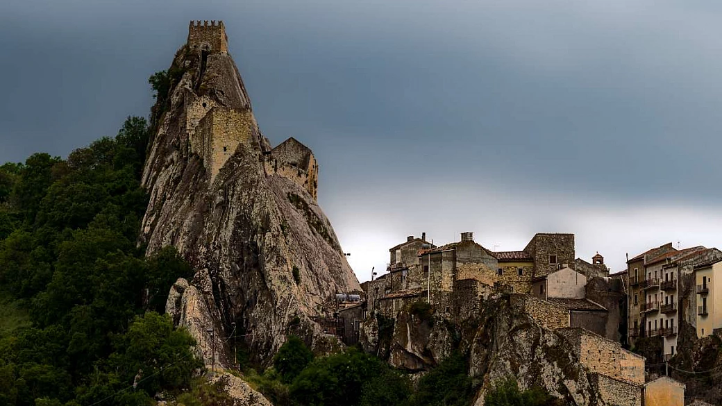 c'è ma non si vede: in sicilia hanno costruito un intero borgo che rimane invisibile 365 giorni all'anno