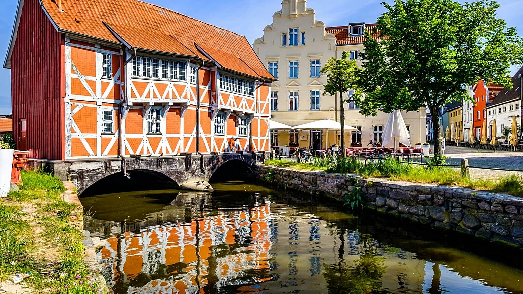 la città tedesca che profuma di leggenda è una venezia in miniatura con le case a graticcio