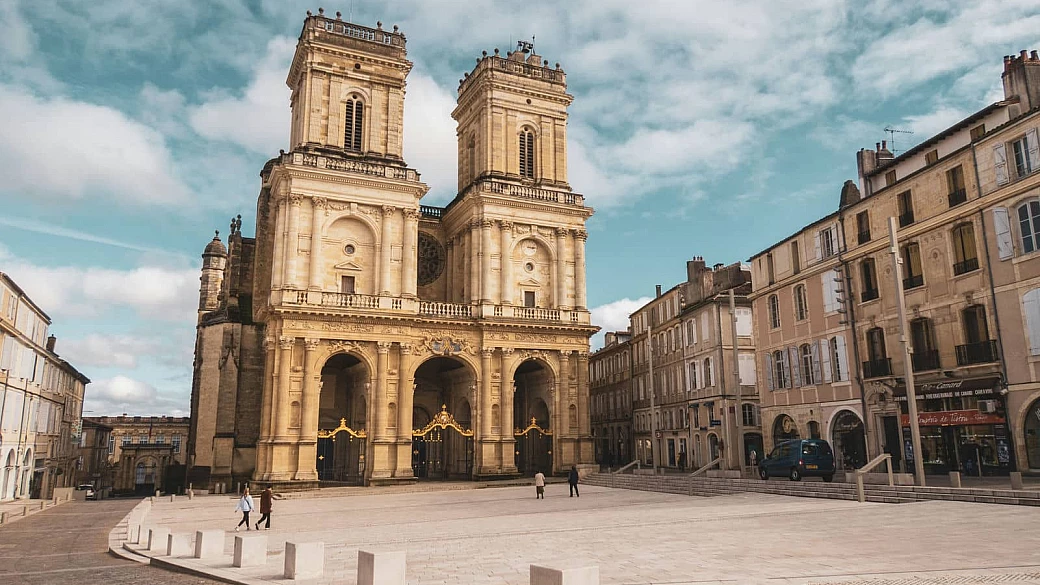 un perfetto miscuglio di epoche e stili: a 2 ore da tolosa c'è la bellissima città di d'artagnan