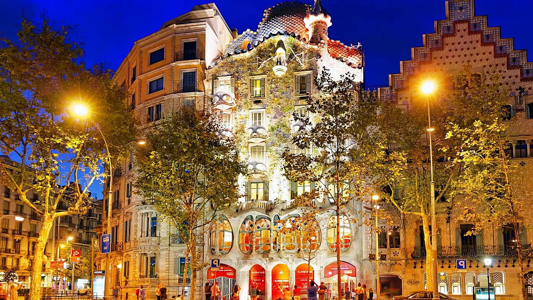 la luce delle feste illumina il monumento più famoso di barcellona: casa batlló si veste per “una notte d’inverno”