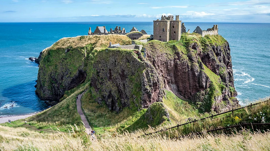 in scozia c’è un castello che sembra uscito da una saga, ma è reale e lo hai già visto al cinema