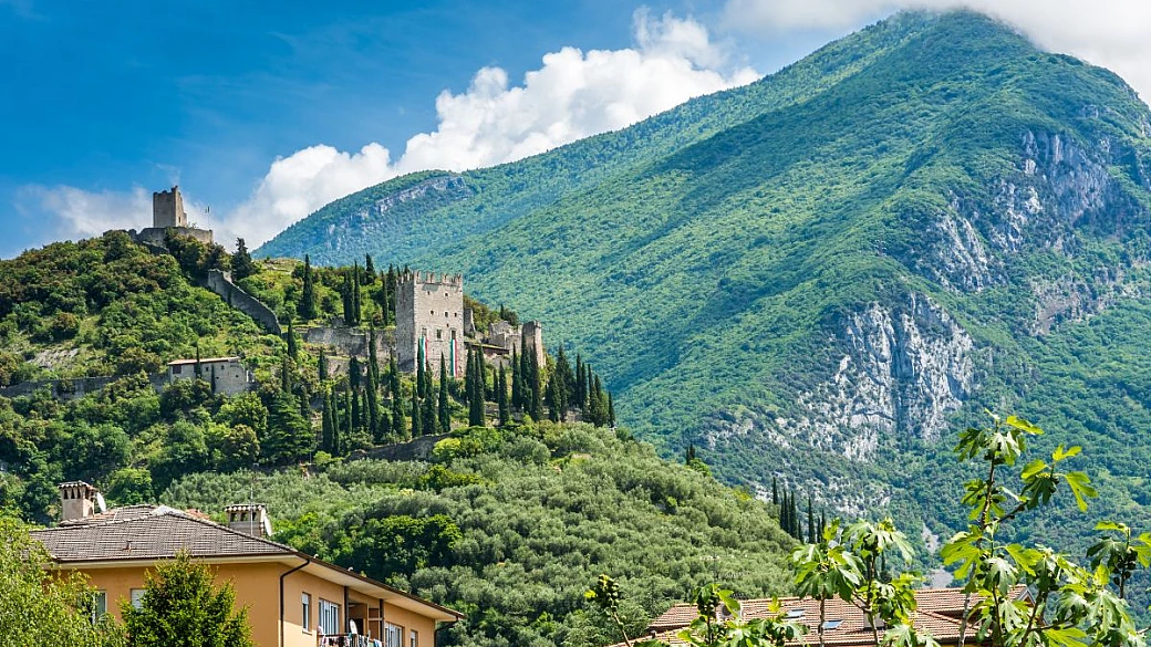365 finestre e 100 stanze: il nido di pietra sul trentino dove il panorama spazia verso l'infinito