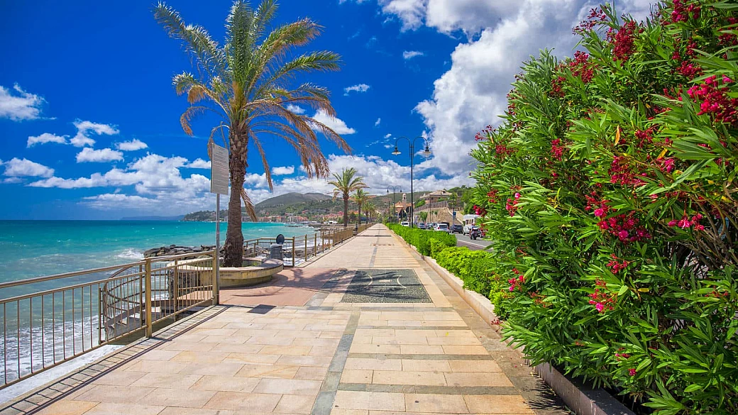 cristoforo colombo è italiano, ed è nato in questo bellissimo borgo vista mare della liguria