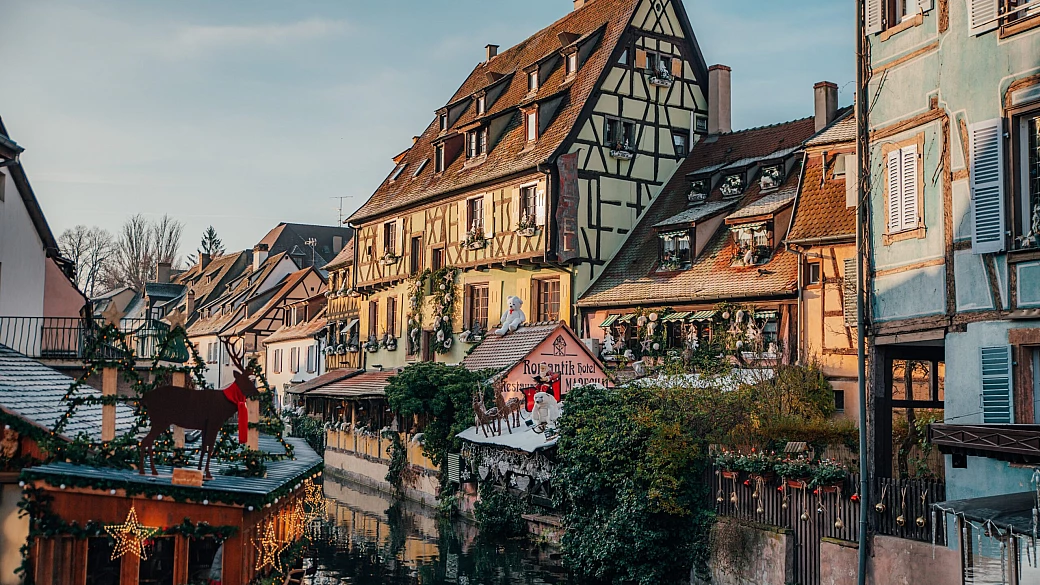 con i suoi palazzi colorati è il posto più bello dove aspettare il natale: conosci già la piccola venezia della francia?