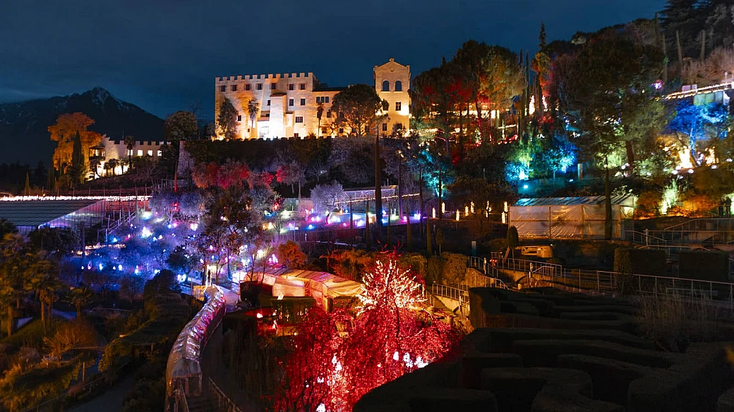 questo castello riaccende le sue luci per un periodo speciale: non avevi mai visto questi giardini con la magia del natale