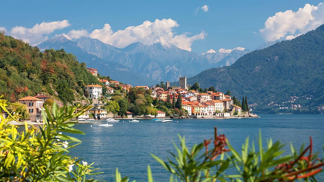 parchi divertimento e borghi d'autore: sulle sponde del più grande lago d'italia c'è davvero molto da scoprire