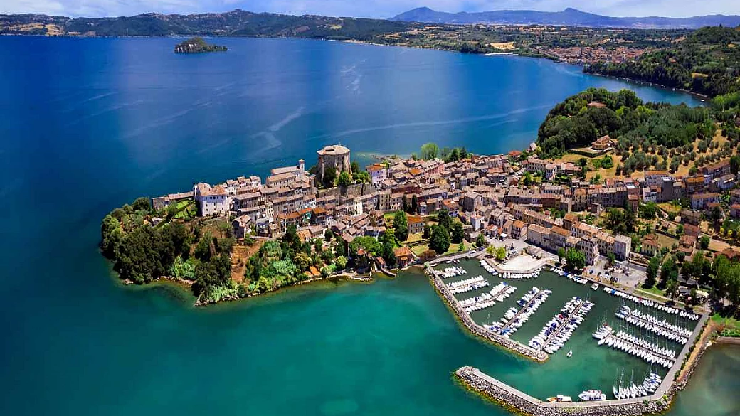 il lago vulcanico più grande d'europa è italiano: uno spettacolo più vicino di quanto pensi