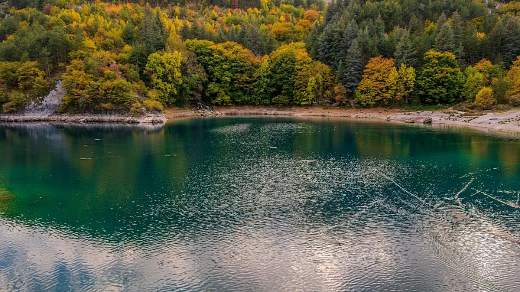 borghi dell'abruzzo: sulle sponde del lago il presepe si fa... sottacqua, ed è una tradizione che dura da decenni