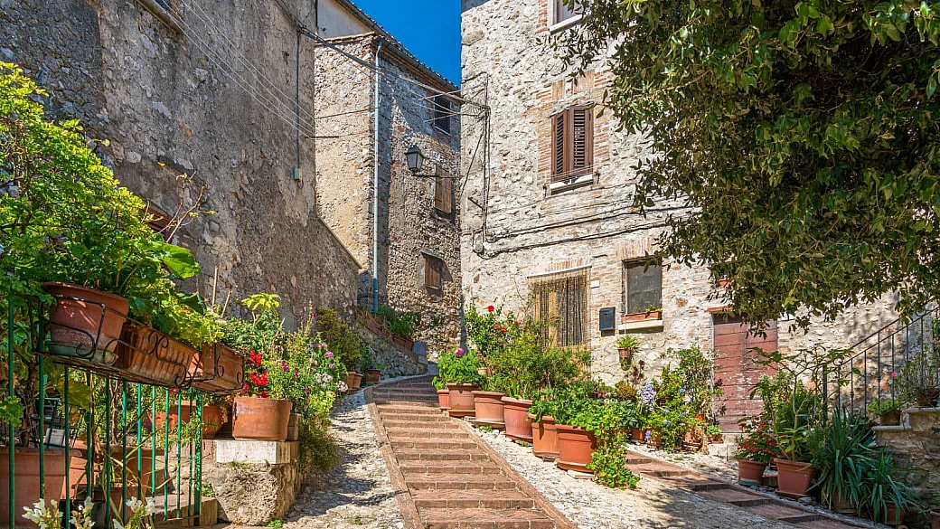 tra miracoli, pietre romaniche e un pennone che svetta nel cuore verde d’italia