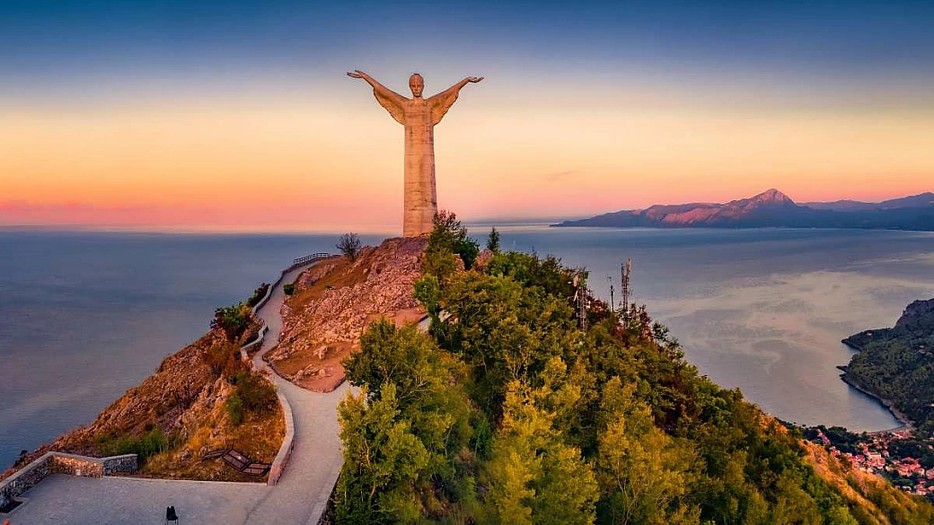 c'è il cristo redentore, ma non siamo in brasile: ecco dove visitare la piccola rio de janeiro italiana