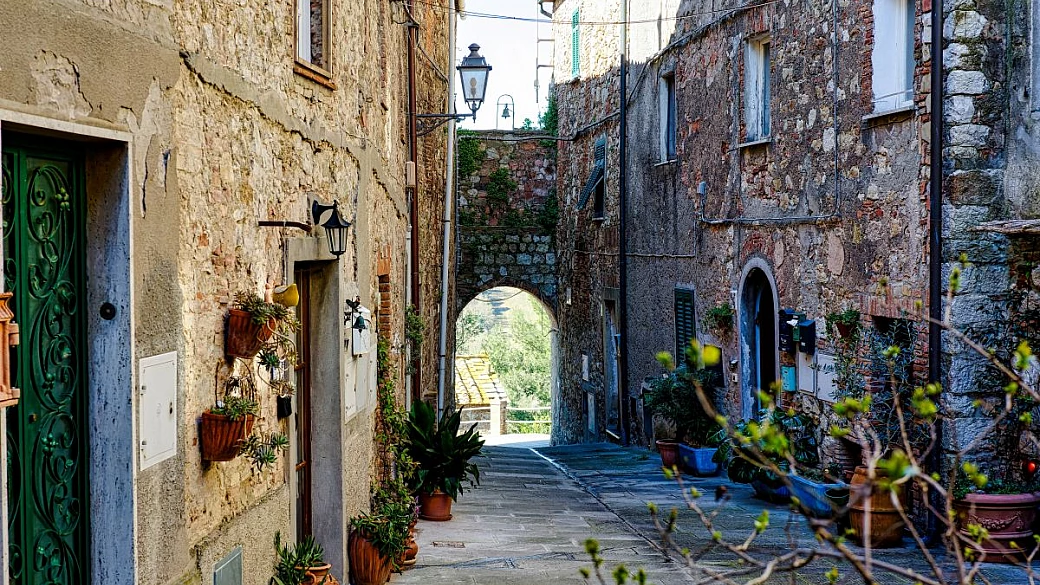 borghi della toscana: il piccolo gioiello di collina (ma con vista sul mare) ti stupirà con la sua storia antichissima