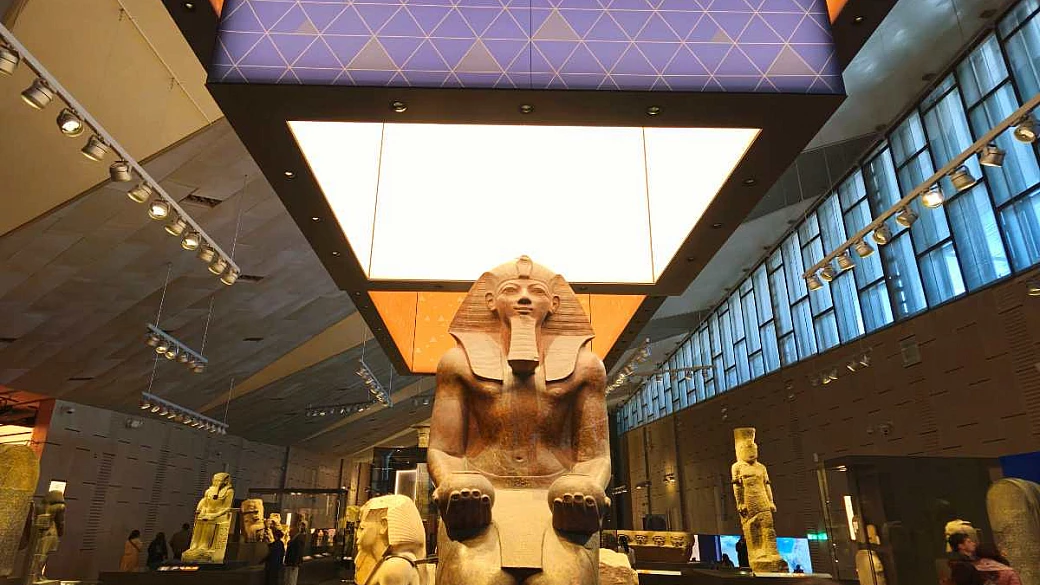 dopo 20 anni ha finalmente aperto il museo egizio più grande al mondo: al suo interno ci sono 100mila reperti