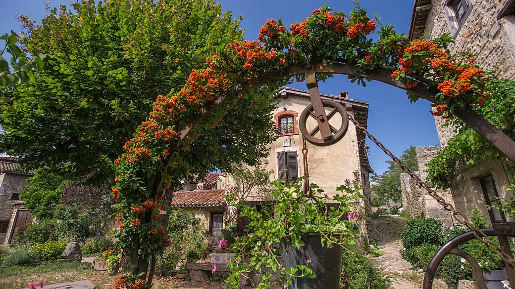 il borgo medievale meglio conservato al mondo è a meno di due ore dall'italia