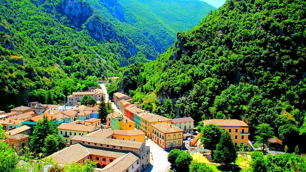 borghi delle marche: la città della carta è una piccola venezia di canali e case in pietra