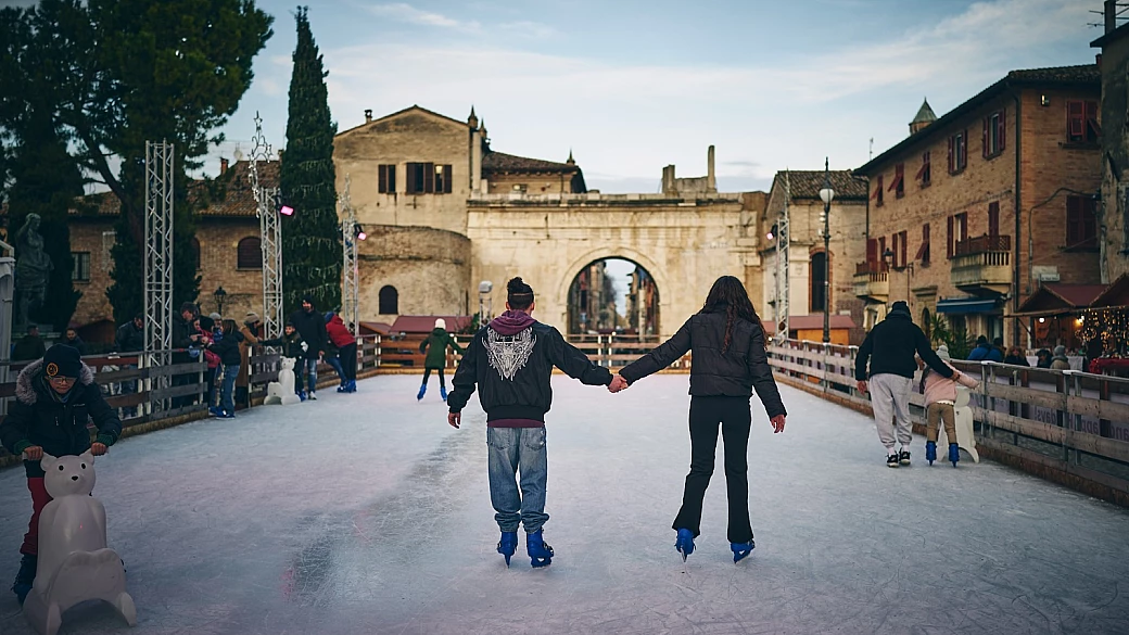 dalla lapponia all'adriatico: il natale 2025 a fano è all'insegna del trasloco di babbo natale verso il mare