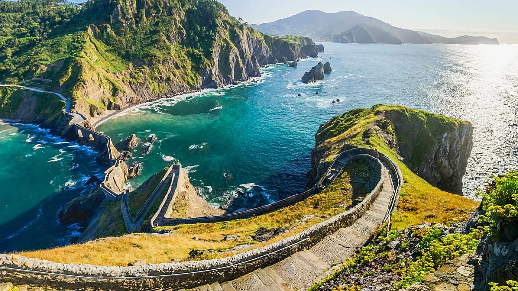 oltre 240 gradini a picco sull'oceano: l'eremo incantato in spagna che ha fatto innamorare i creatori di game of thrones