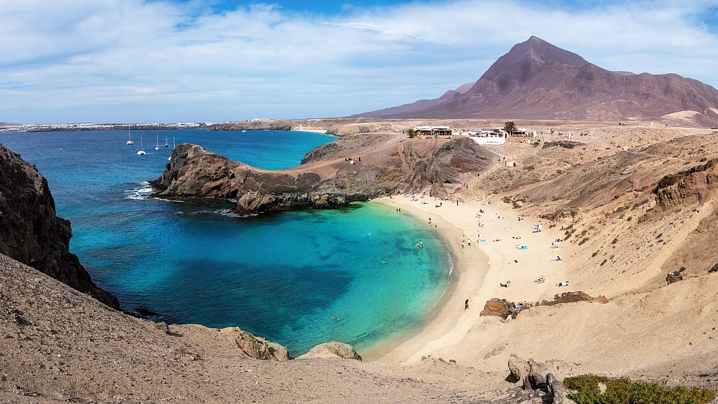 lanzarote: un viaggio perfetto per il mese di novembre, tra spiagge, vulcani e atelier