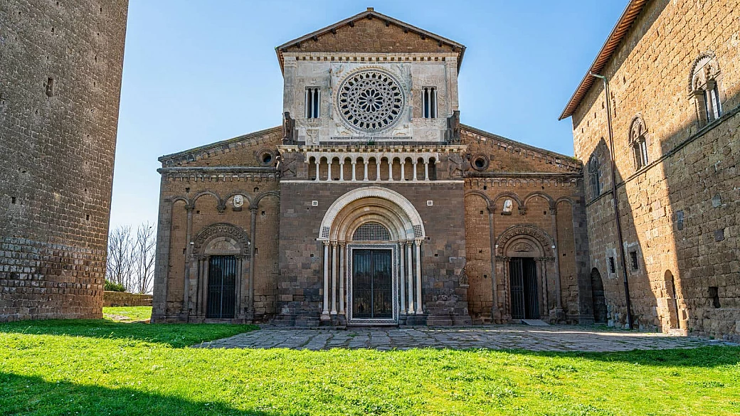 un trionfo di storia e antichi monumenti: nella tuscia c'è la città che ti farà fare un tuffo nel passato
