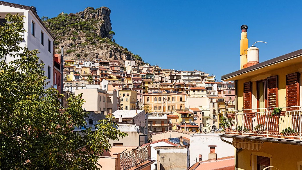 novembre è il mese perfetto per scoprire questo paese della sardegna circondato da canyon e silenzio